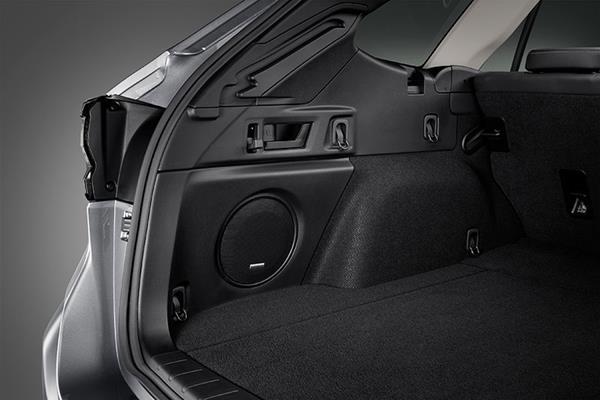 Harman/Kardon-højttaler integreret i bagagerummet på en Subaru.