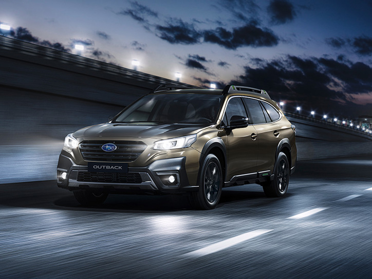 Subaru Outback kører på motorvej – billedet illustrerer SI-Drive-systemets forskellige køreprogrammer, som påvirker motorens respons.