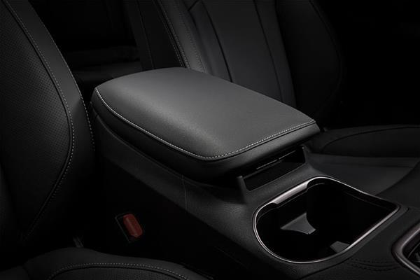 Armlæn med integreret opbevaring mellem fører- og passagersædet i en Subaru.