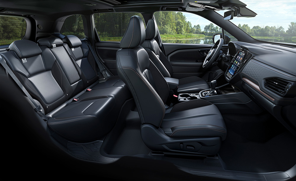 Udsigt over interiøret i Subaru Forester med førerplads, midterkonsol og sæder.