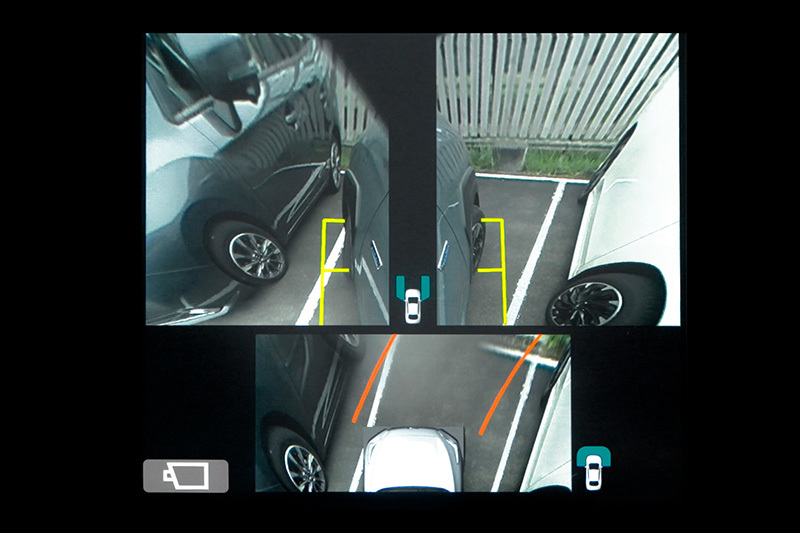 Subarus touchskærm viser billedet fra sidekameraet med markeret synsfelt.