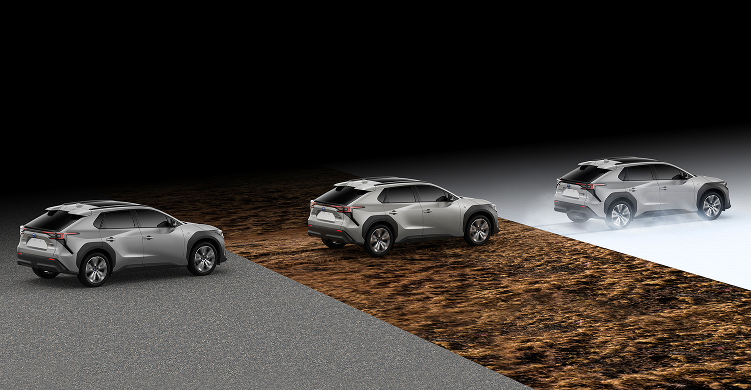 Subaru Solterra med elektrisk firehjulstræk demonstreres på grus, mudder og sne – viser stabilitet, fremkommelighed og tryghed under alle vejforhold året rundt.