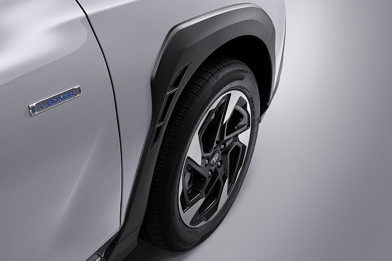 Forhjul på Subaru Crosstrek med luftspalte for bedre aerodynamik.