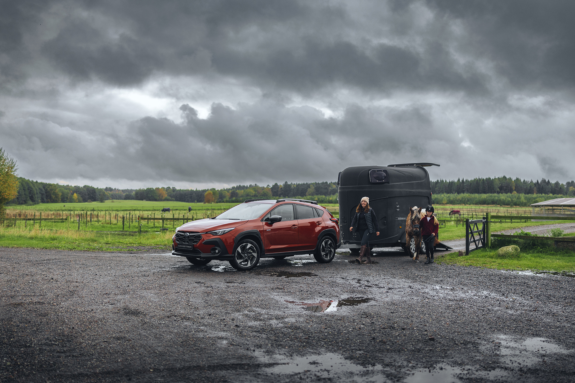 Subaru Crosstrek i mudder med hestetrailer – viser bilens firehjulstræk og stabilitet i krævende terræn, perfekt til et aktivt liv med hest og familie.