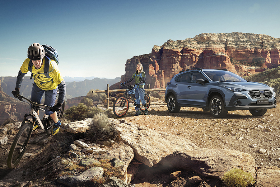 Subaru Crosstrek i bjergterræn med mountainbikes – perfekt til en aktiv livsstil med plads til udstyr, firehjulstræk og eventyrlyst i hver detalje.