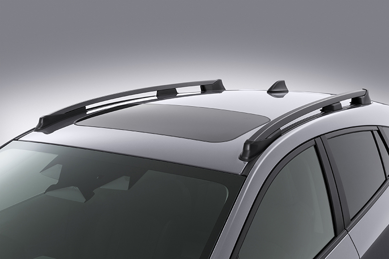 Subaru Crosstrek med åbent soltag og tagrælinger.