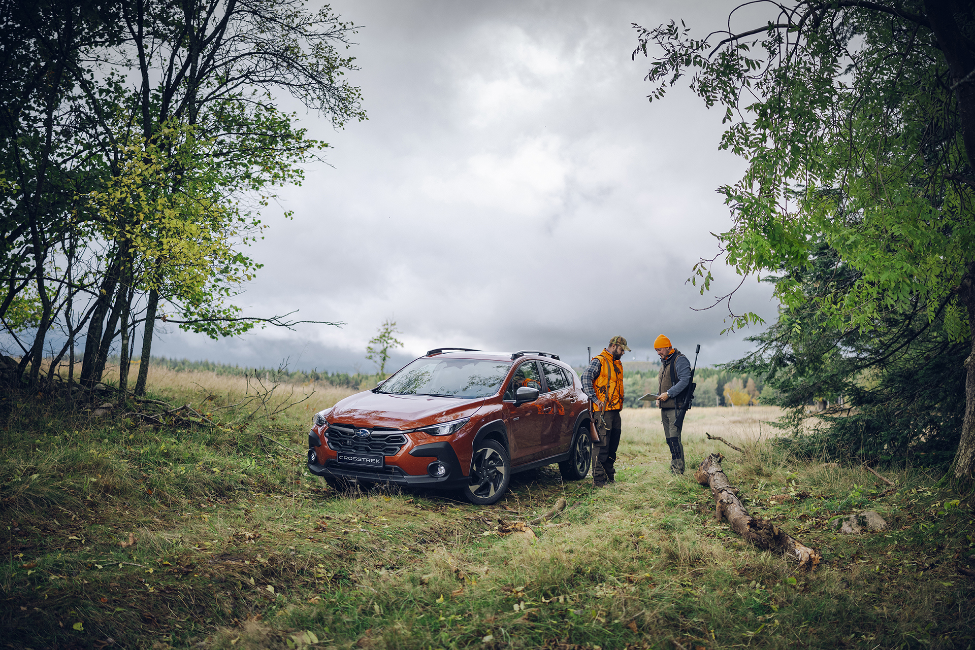 Subaru Crosstrek i skoven med jæger – perfekt til jagt, fiskeri og eventyr takket være bilens kompakte størrelse, firehjulstræk og frihøjde.