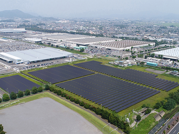 Et stort solcelleanlæg breder sig ved Subarus fabrik i Japan – et tydeligt eksempel på virksomhedens satsning på vedvarende energi og bæredygtig produktion.