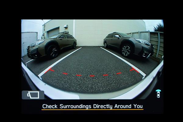 Visning på Subarus touchskærm af billedet fra frontkameraerne, inklusive retningslinjer for parkering.