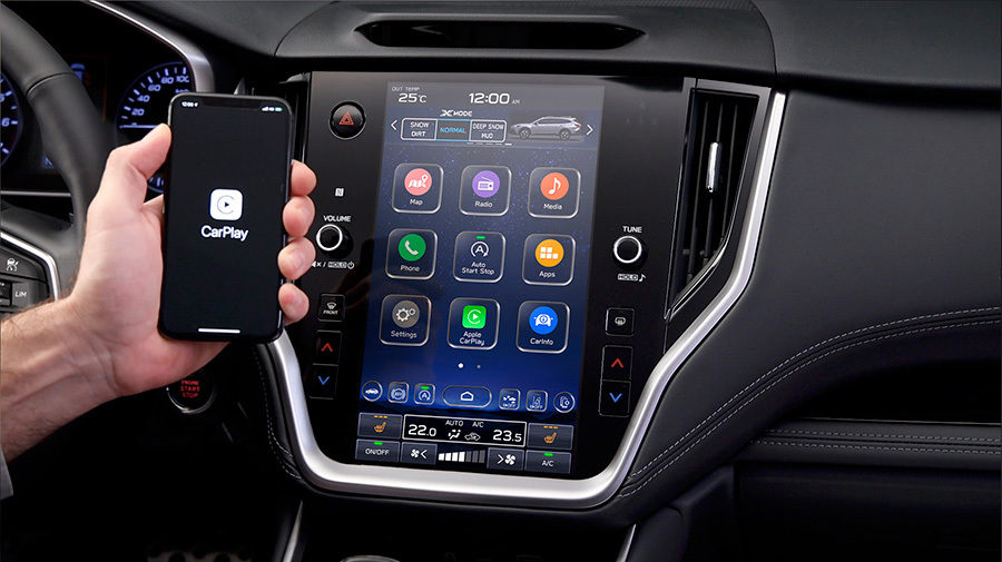 Apple CarPlay vises på Subarus store touchskærm med apps som Kort, Musik og Beskeder.