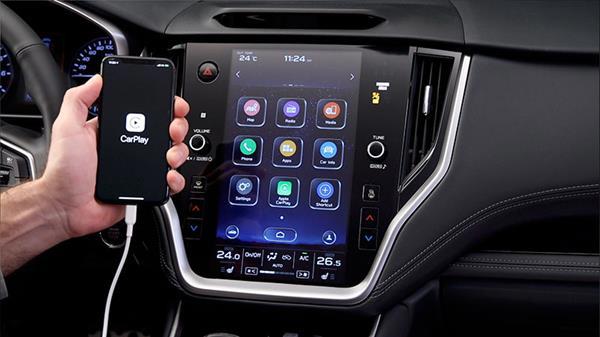 Subarus touchskærm viser Apple CarPlay med apps som Kort, Musik og Beskeder.