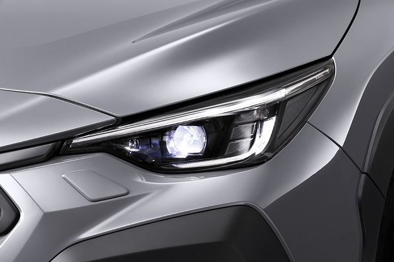 Nærbillede af Subaru Crosstreks forlygter med LED-teknologi.