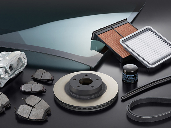 Forskellige Subaru-reservedele – knastkæde, luftfilter og forrude – lagt side om side.