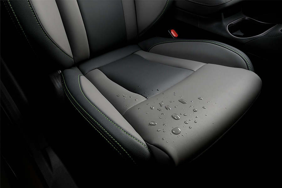 Subaru Outback Field med slidstærkt StarTex-betræk – vandafvisende overflade, perfekt til en aktiv livsstil med hunde, våde jakker og eventyr i al slags vejr.