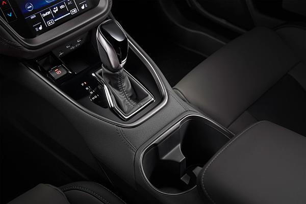 Subaru med gearstang i elegant og funktionelt design – en del af bilens intuitive interiør med fokus på køreglæde og kontrol.