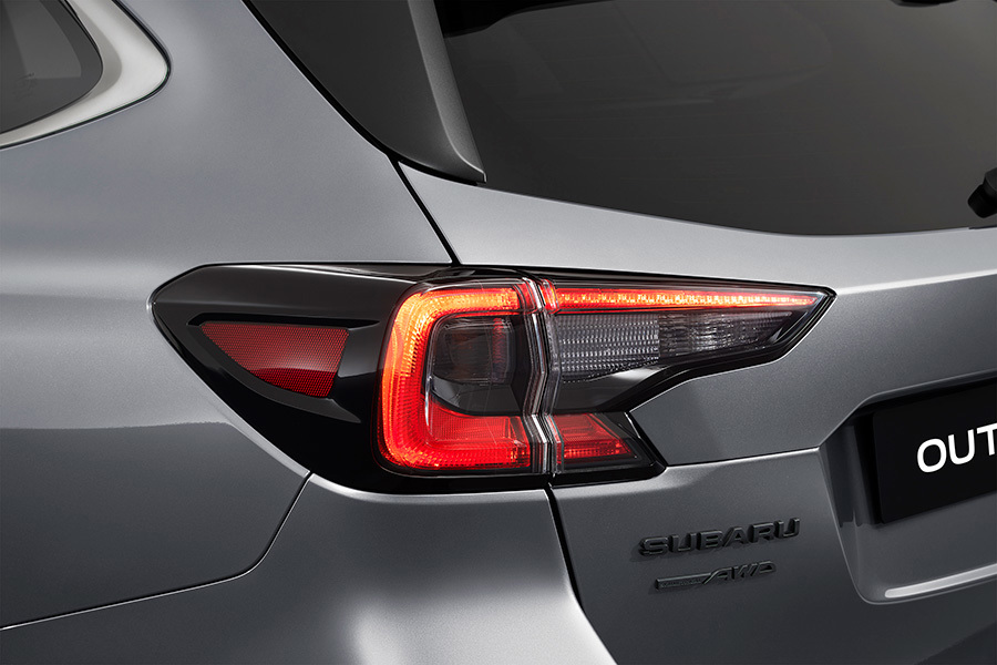 Subaru Outbacks skulpturelle LED-baglygter giver bilen en genkendelig og sofistikeret lyssignatur – selv i mørke.
