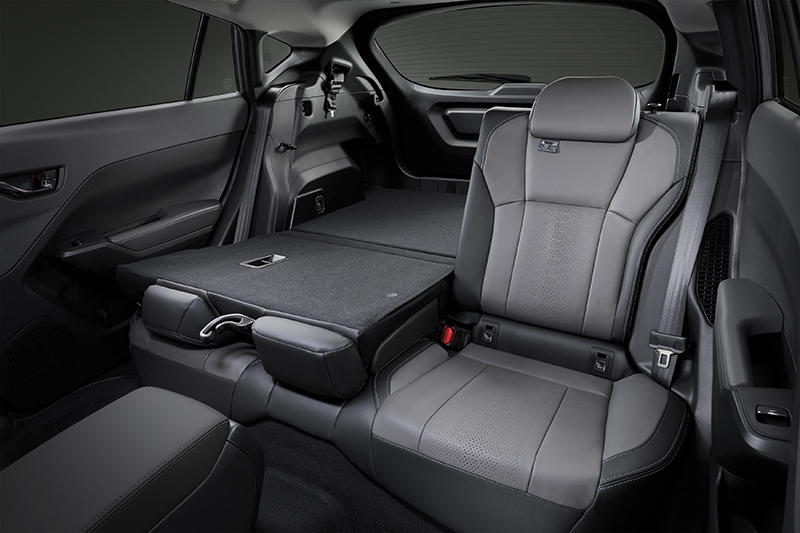 Subaru Crosstrek med fleksibel 60/40-nedfældning af bagsædet – her vises den brede del nedfældet for at give ekstra bagageplads, mens der stadig er plads til en passager på bagsædet.