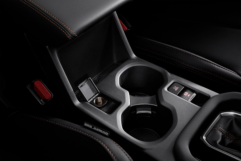 Kopholdere i Subaru Foresters midterkonsol – praktisk design til komfortable lange rejser, med plads til både kaffe og vandflaske inden for rækkevidde.