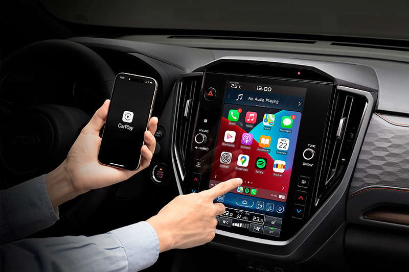 Skærm i Subaru Forester, der viser trådløs Apple CarPlay med apps synlige på displayet.