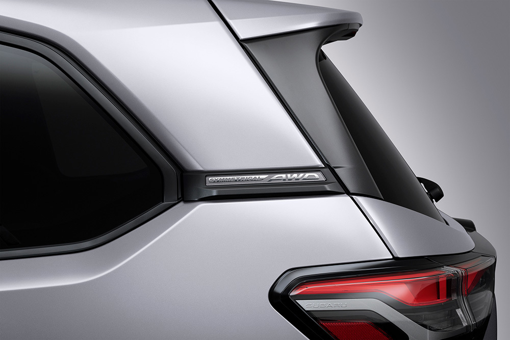 AWD-emblem på den bageste side af Subaru Forester – markerer bilens symmetriske firehjulstræk for bedre kontrol og fremkommelighed.