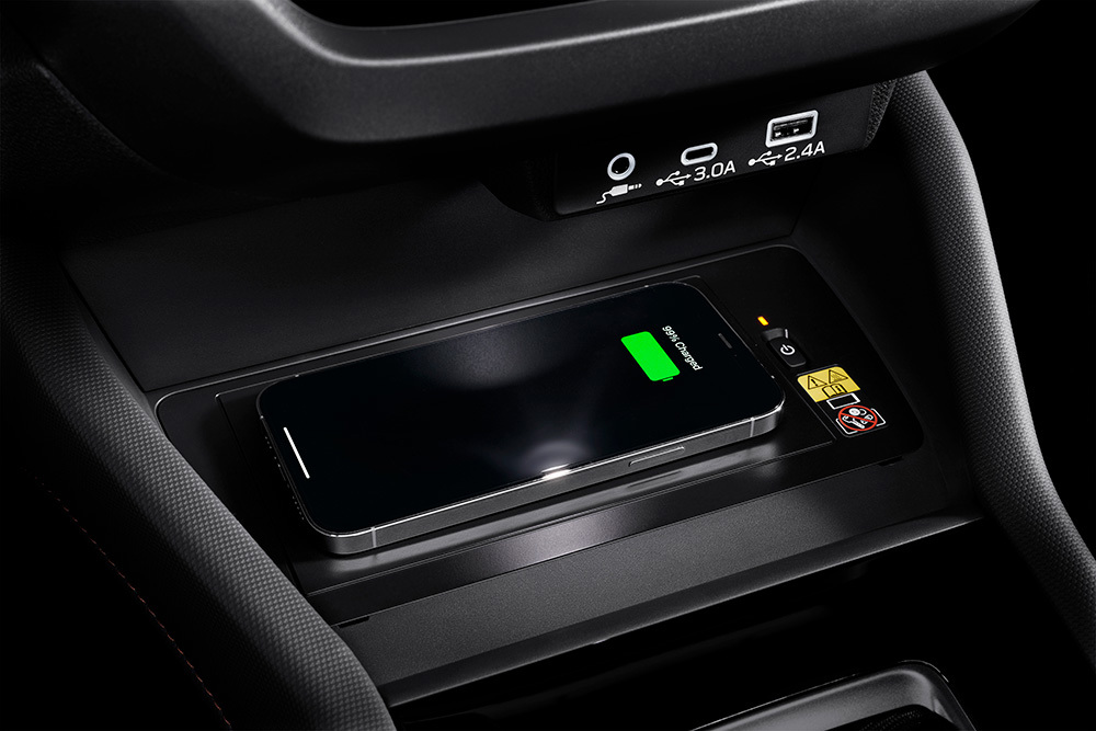 Subaru Forester med trådløs opladning – en bekvem og kabel fri løsning, der holder mobilen opladet under hele rejsen.
