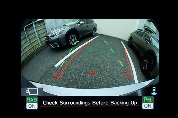 Visning på Subarus touchskærm af billedet fra bakkameraerne, inklusive retningslinjer for parkering.