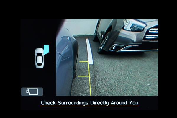 Visning på Subarus touchskærm af billedet fra sidekameraet, inklusive retningslinjer for parkering.