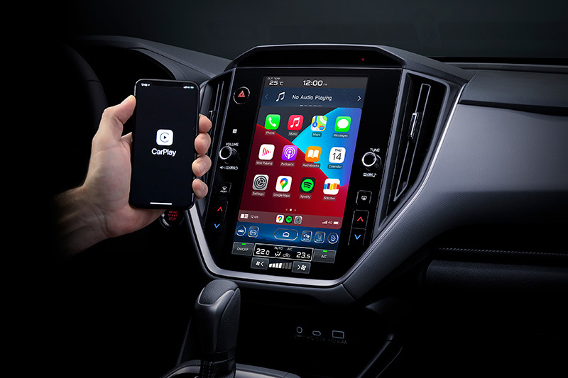 Subaru med stor touchskærm og Apple CarPlay – trådløs smartphoneintegration, der giver adgang til dine favoritapps direkte i bilen med et klart og smart layout.