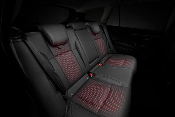 Illustration som visar aktiva värmeslingor i baksätena på en Subaru.