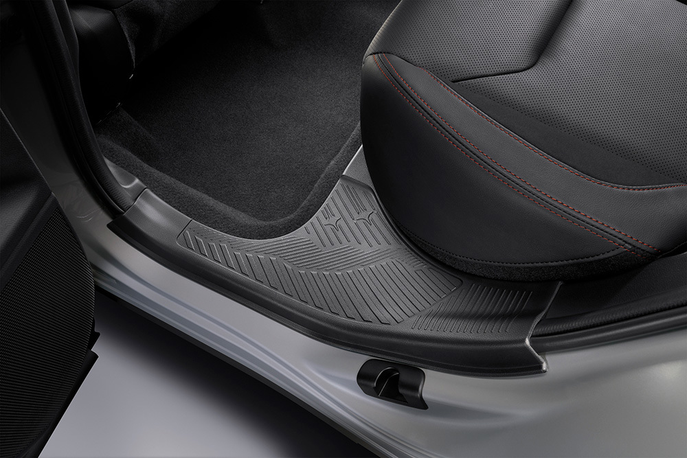 Det lave og brede indstigningstrin i Subaru Forester gør det nemt for både børn og voksne at komme ind og ud af bagsædet.