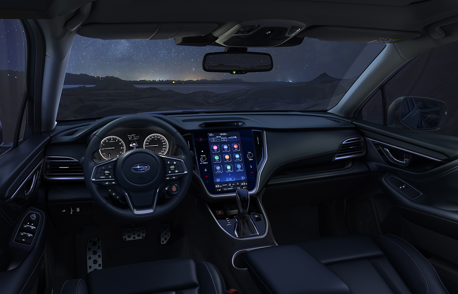 Subaru Outback interiør om natten – oplyst instrumentbræt og intuitive skærme skaber et trygt, teknologisk og stilfuldt førermiljø, selv i mørke.