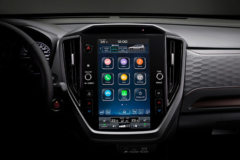 Subaru Foresters store touchskærm i midterkonsollen med tydelig visning af funktioner og apps.