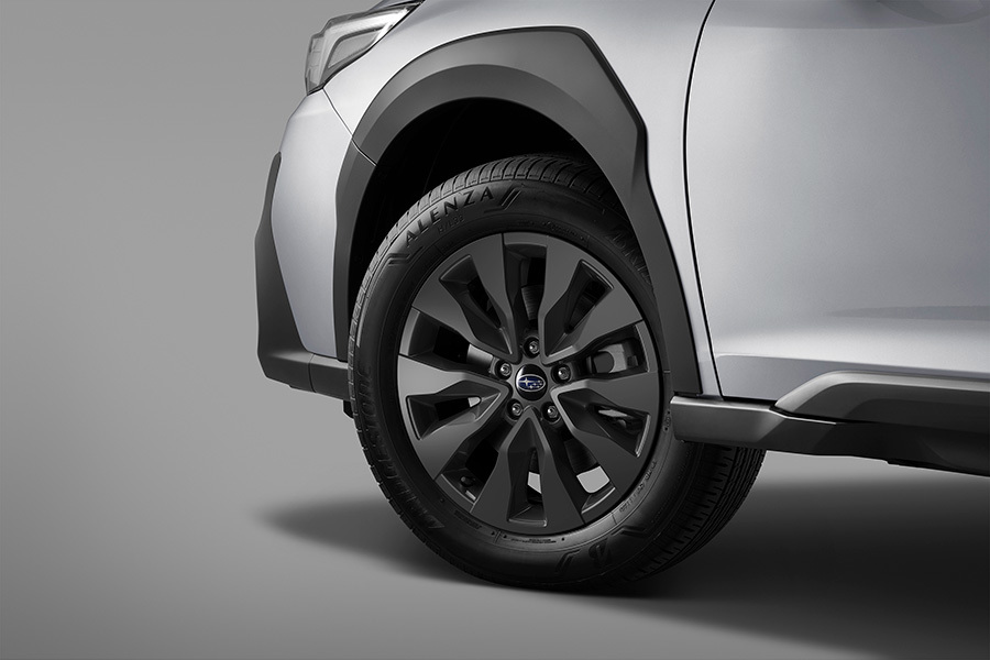 Subaru Outback med mørkegrå metallfælge.