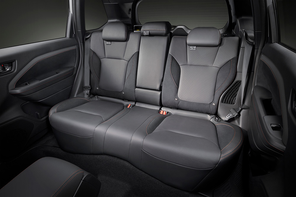 Subaru Foresters bagsæde med god benplads og plads til tre passagerer.