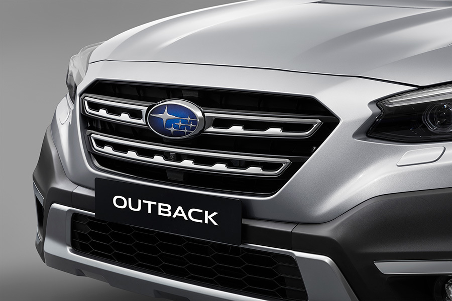 Frontgrill på Subaru Outback med Subaru-emblemet centreret.