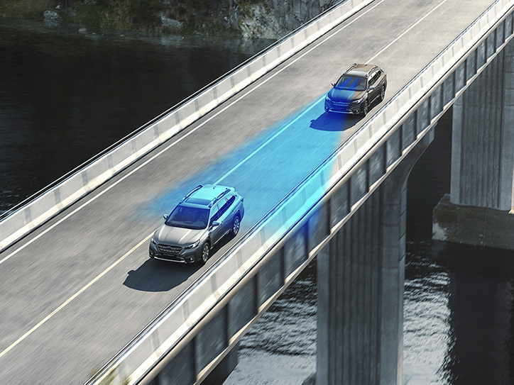 Subaru Outback med EyeSight-førerassistance – blå trekant viser kameraernes synsfelt, der i realtid aflæser trafik og vejbaner for øget sikkerhed.