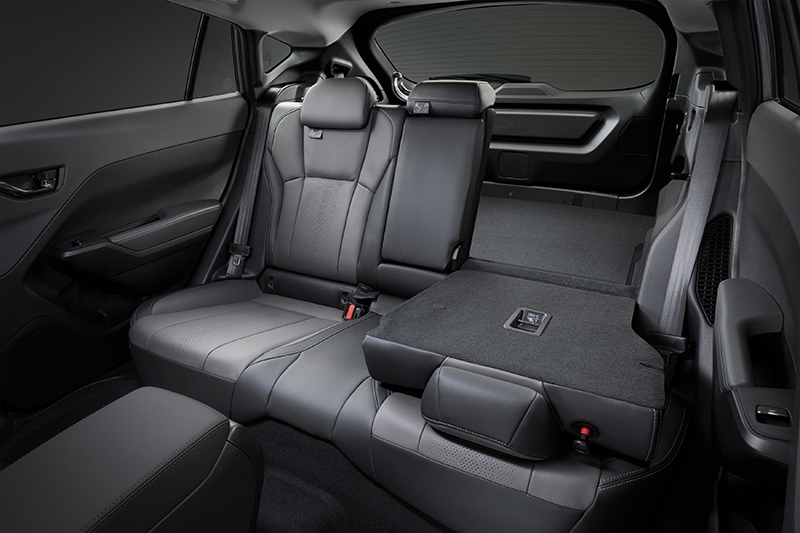 Crosstreks bagsæde med 60/40-deling giver fleksibel lastning – her vises den smalle del nedfældet for at kombinere passagerer og længere genstande i bagagerummet.