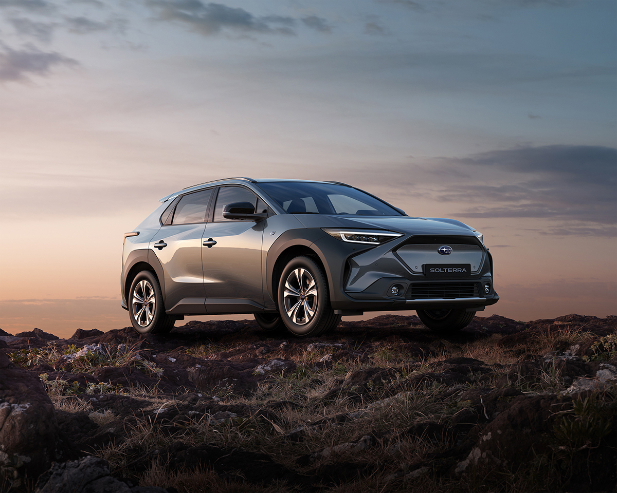 Subaru Solterra ved solnedgang – elbilen, der kombinerer design, bæredygtighed og eventyr på nye højder.
