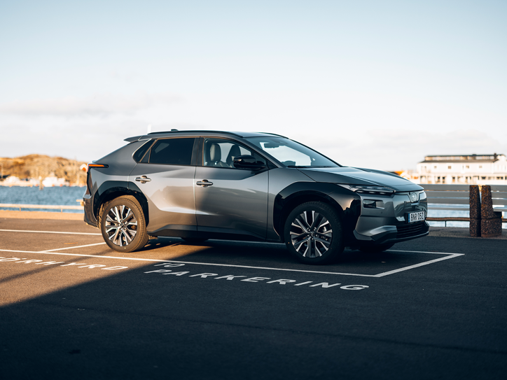Subaru Solterra parkeret på en ladeplads ved havet