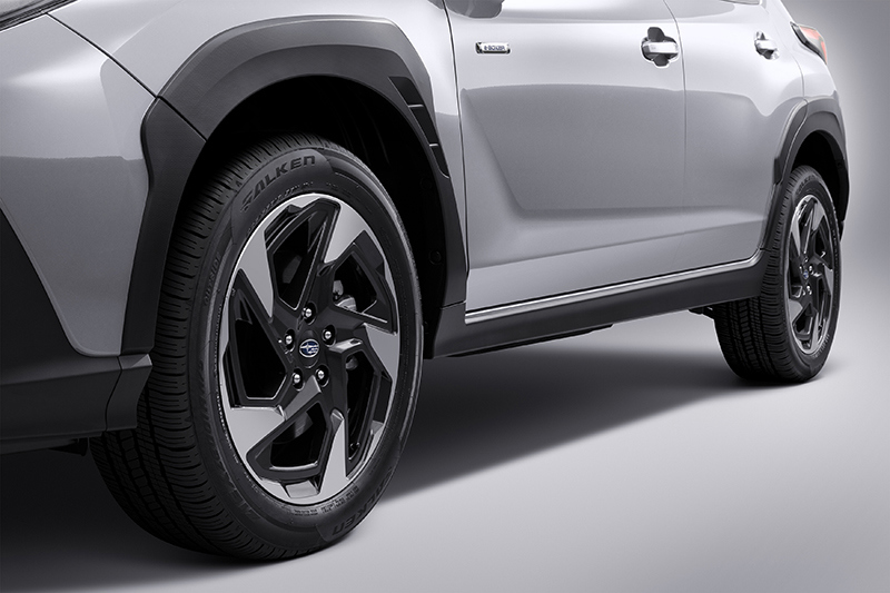 Nærbillede af Subaru Crosstreks fælge og beskyttende sidelister.