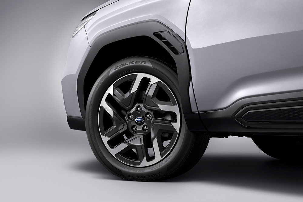 Nærbillede af Subarus 18-tommer aluminiumsfælge.