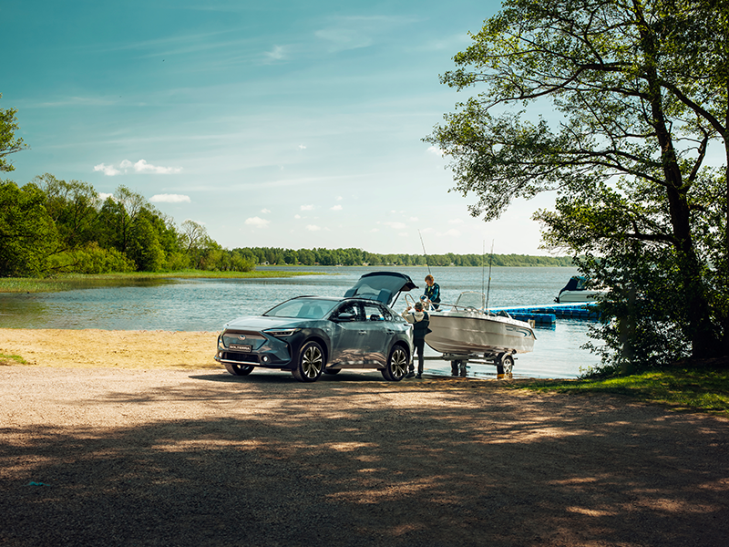 Subaru Solterra på stranden med motorbåd på trailer – elbil med trækkraft til dig, der lever tæt på hav, natur og frihed.
