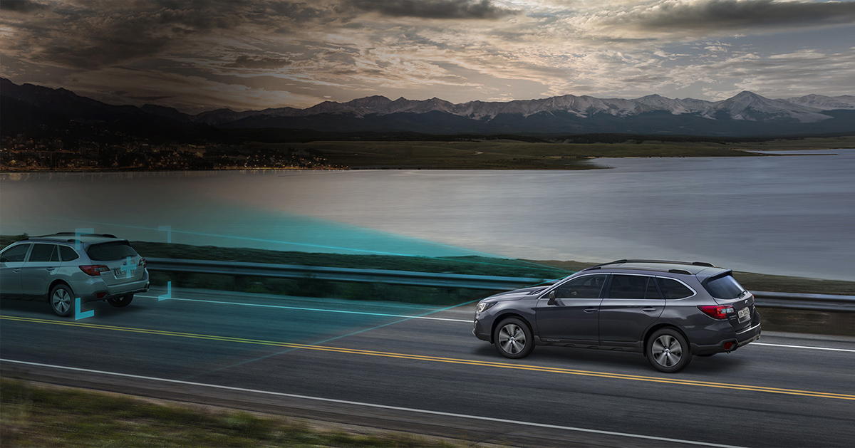 Subaru med EyeSight-førerassistentsystem på motorvej – den blå trekant viser, hvordan systemets stereokameraer registrerer omgivelserne for øget sikkerhed, komfort og reaktionsevne.