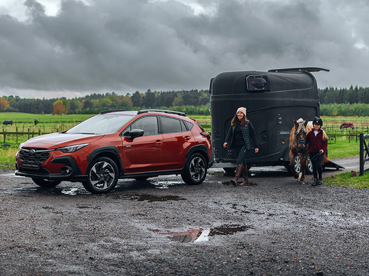 Subaru Crosstrek i mudret terræn med hestetrailer – perfekt til hesteejere og aktive familier med firehjulstræk, trækkraft og tryghed i al slags føre.