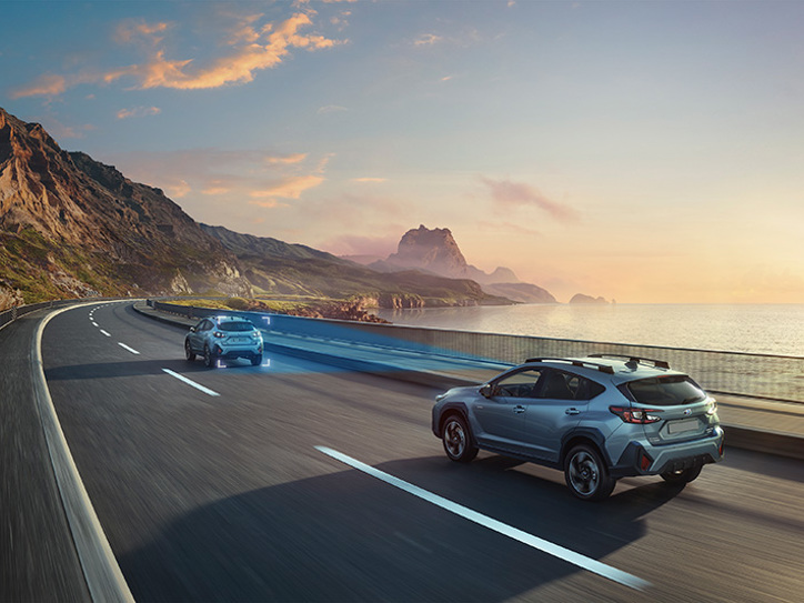 Subaru Crosstrek med EyeSight-førerassistance – en blå trekant illustrerer kameraernes synsfelt, som overvåger vejen for øget sikkerhed og tryg kørsel.