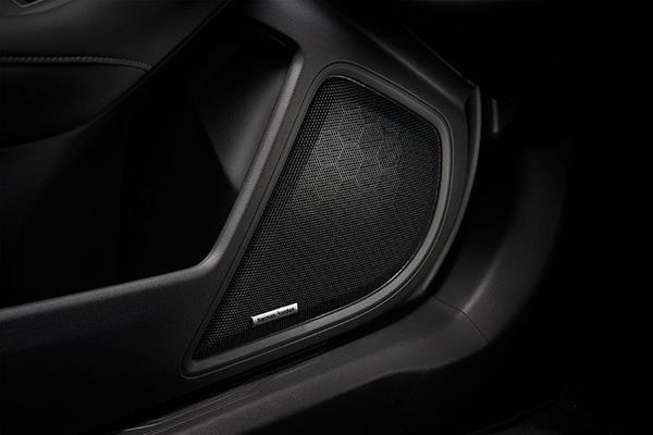 Højttaler integreret i den forreste dørs indvendige panel på en Subaru.